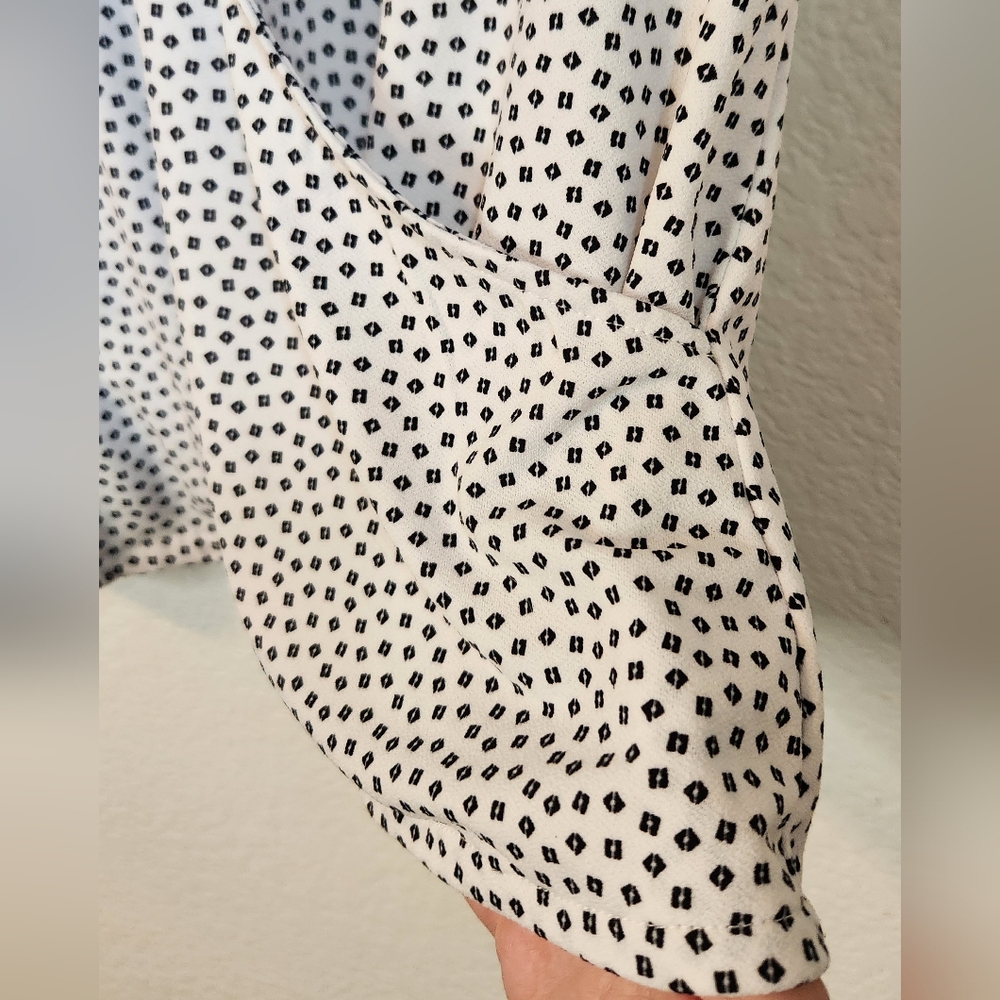 Adrianna Papell‎ White w/ Black Squares Faux Wrap Shirt w/ Cape Sleeves, Small - Picture 5 of 8